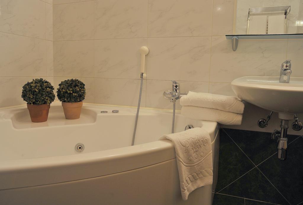 Hotel Parco Castelvetro Piacentino ภายนอก รูปภาพ